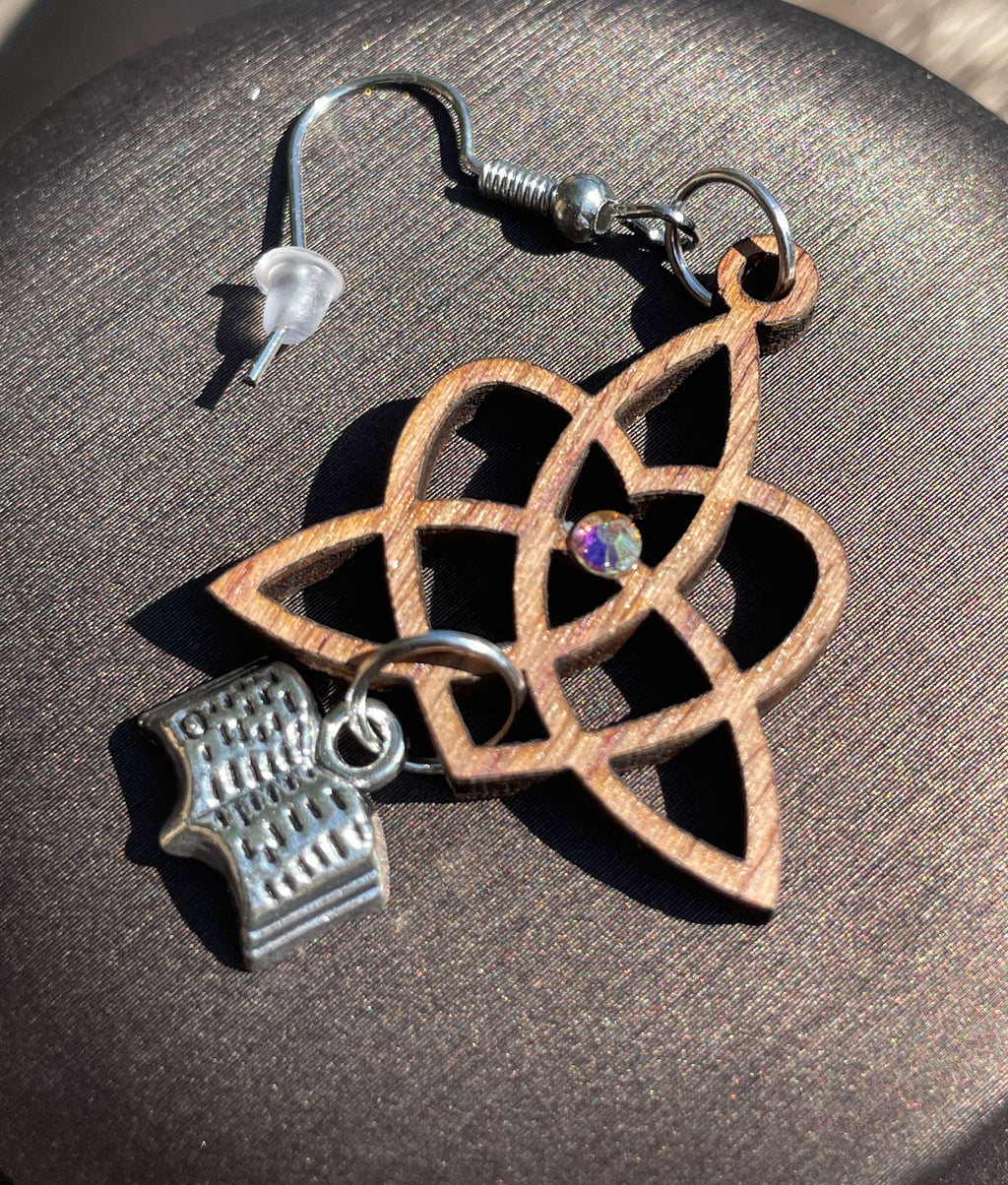 Boucles d'oreilles en bois de noyer Noeud Triquetra / Coeur & Grimoire