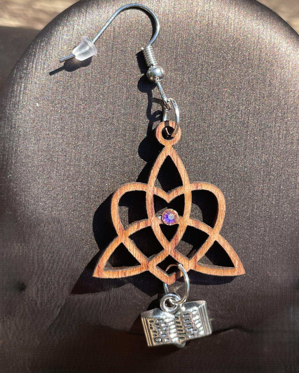 Boucles d'oreilles en bois de noyer Noeud Triquetra / Coeur & Grimoire