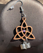 Boucles d'oreilles en bois de noyer Noeud Triquetra / Coeur & Grimoire