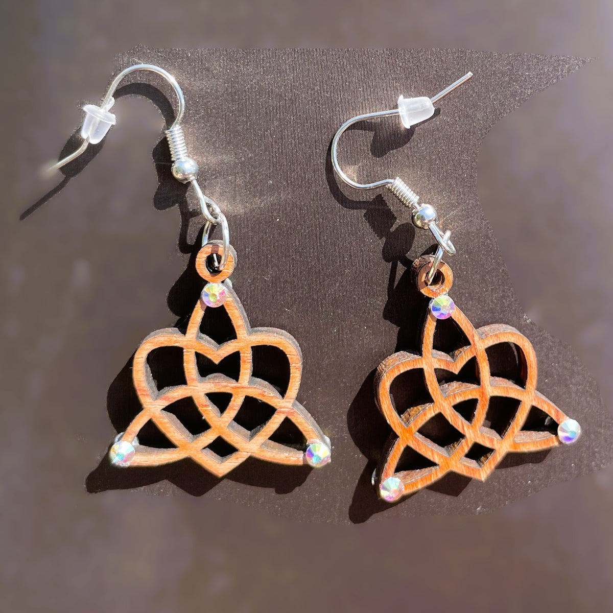 Boucles d'oreilles en bois de noyer Noeud Triquetra / Coeur &  Strass