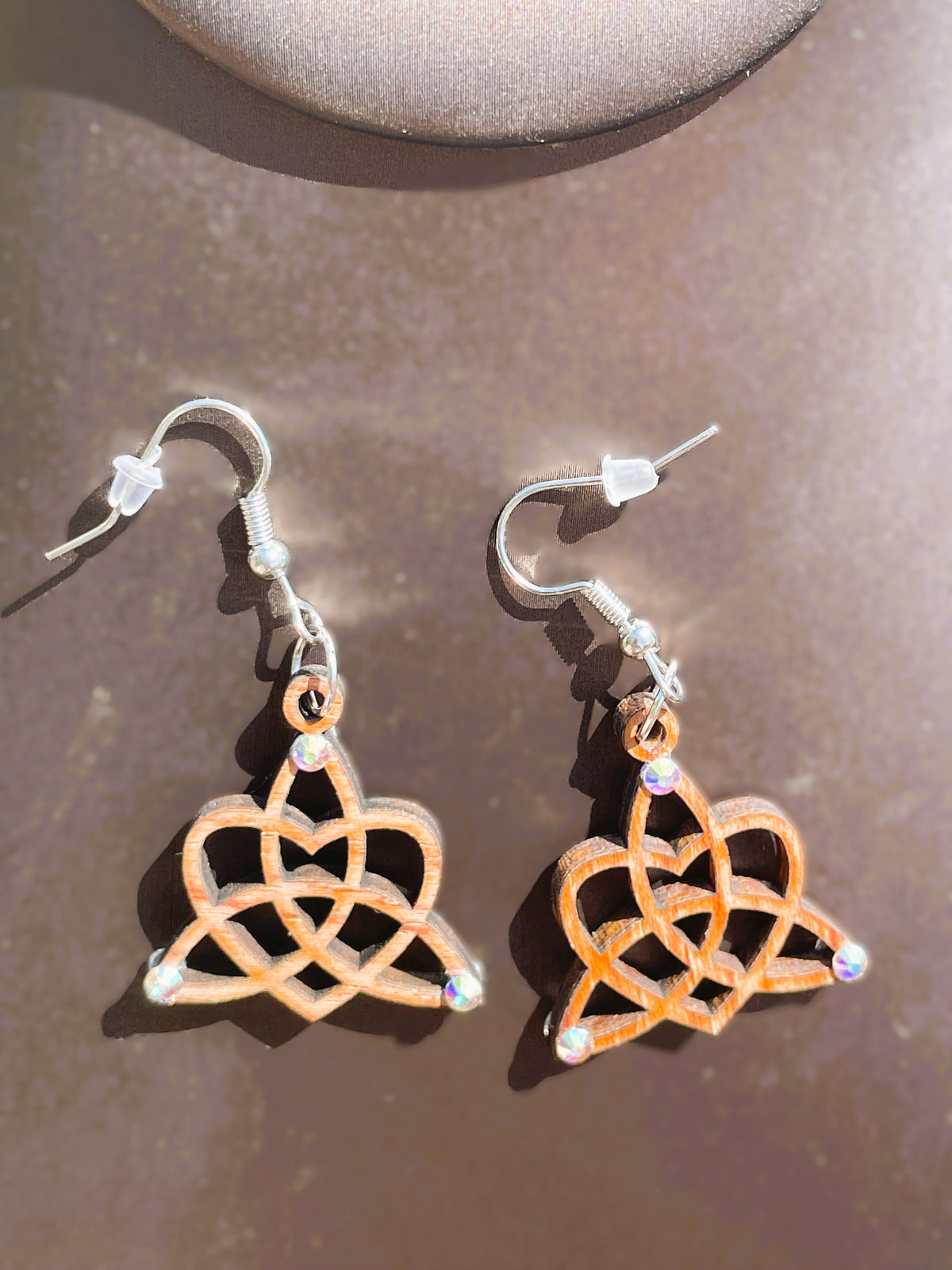 Boucles d'oreilles en bois de noyer Noeud Triquetra / Coeur &  Strass