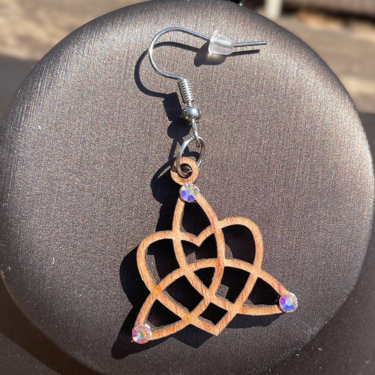 Boucles d'oreilles en bois de noyer Noeud Triquetra / Coeur &  Strass