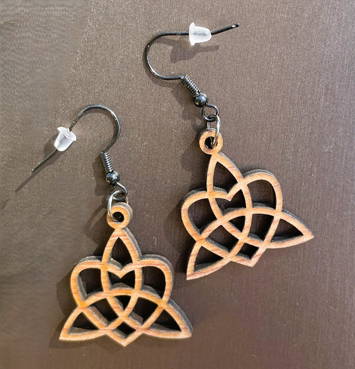Boucles d'oreilles en bois de noyer Noeud Triquetra & Coeur