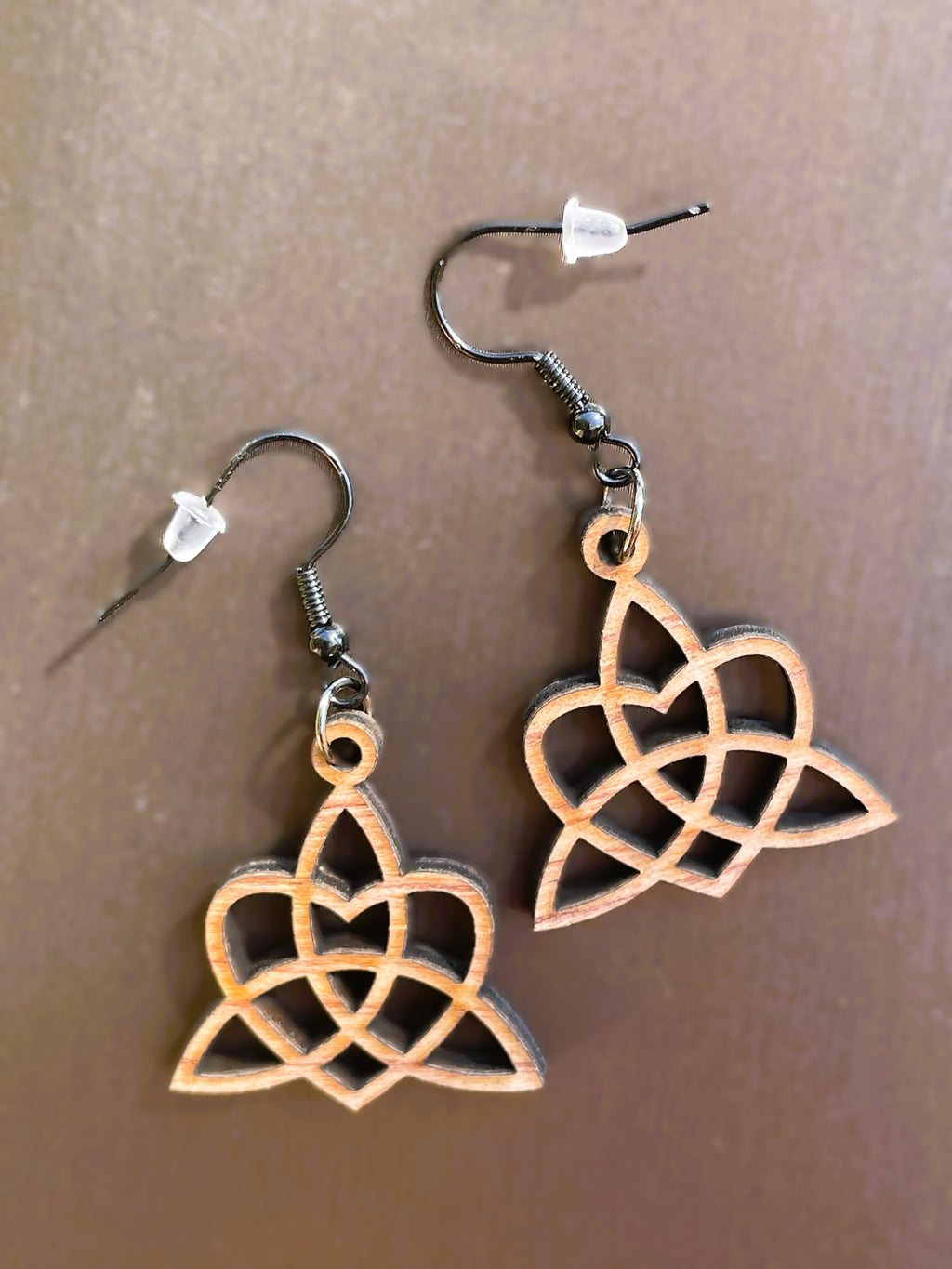 Boucles d'oreilles en bois de noyer Noeud Triquetra & Coeur