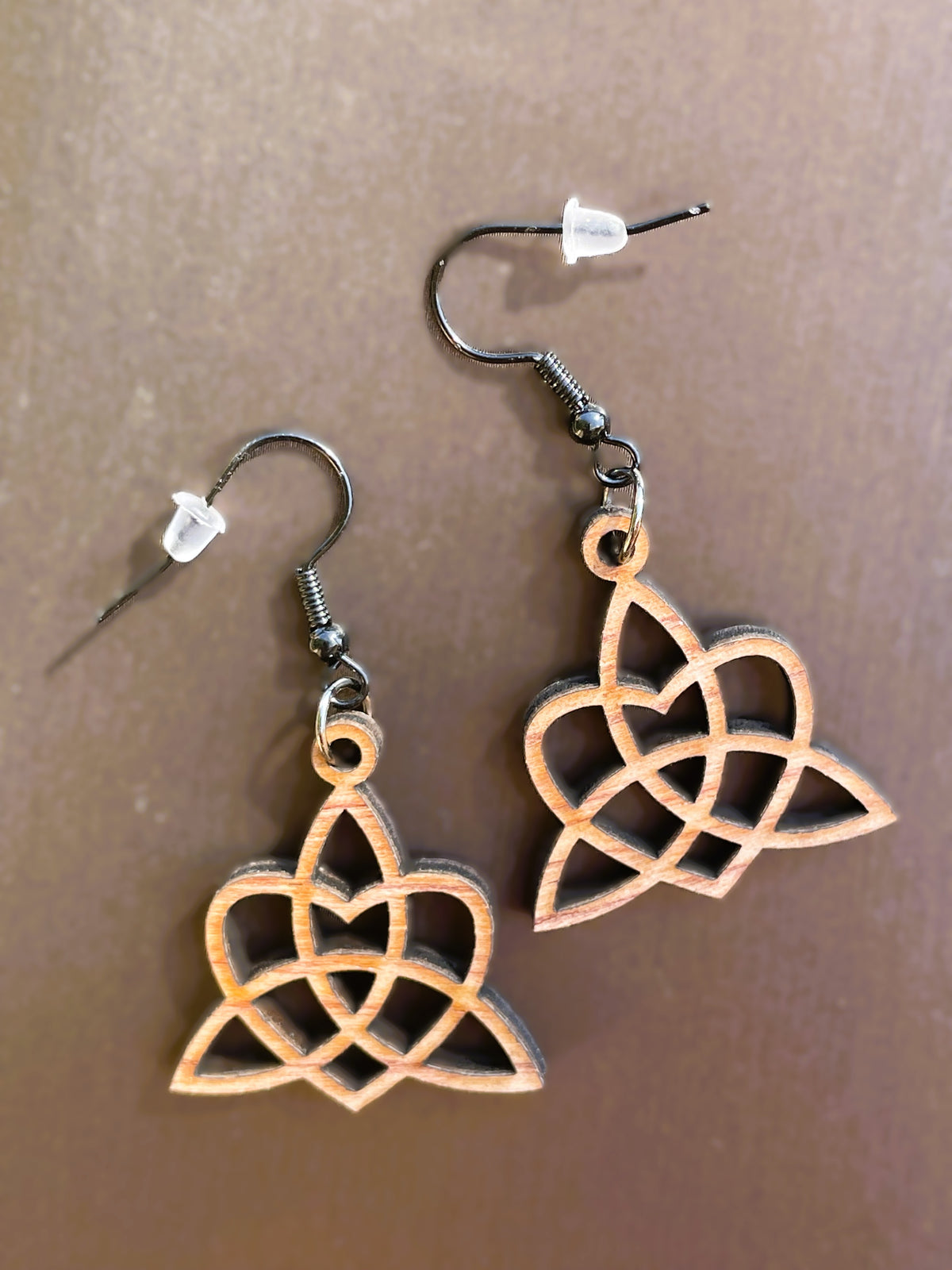 Boucles d'oreilles en bois de noyer Noeud Triquetra & Coeur
