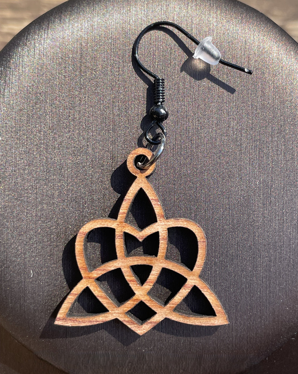 Boucles d'oreilles en bois de noyer Noeud Triquetra & Coeur