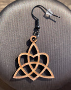 Boucles d'oreilles en bois de noyer Noeud Triquetra & Coeur