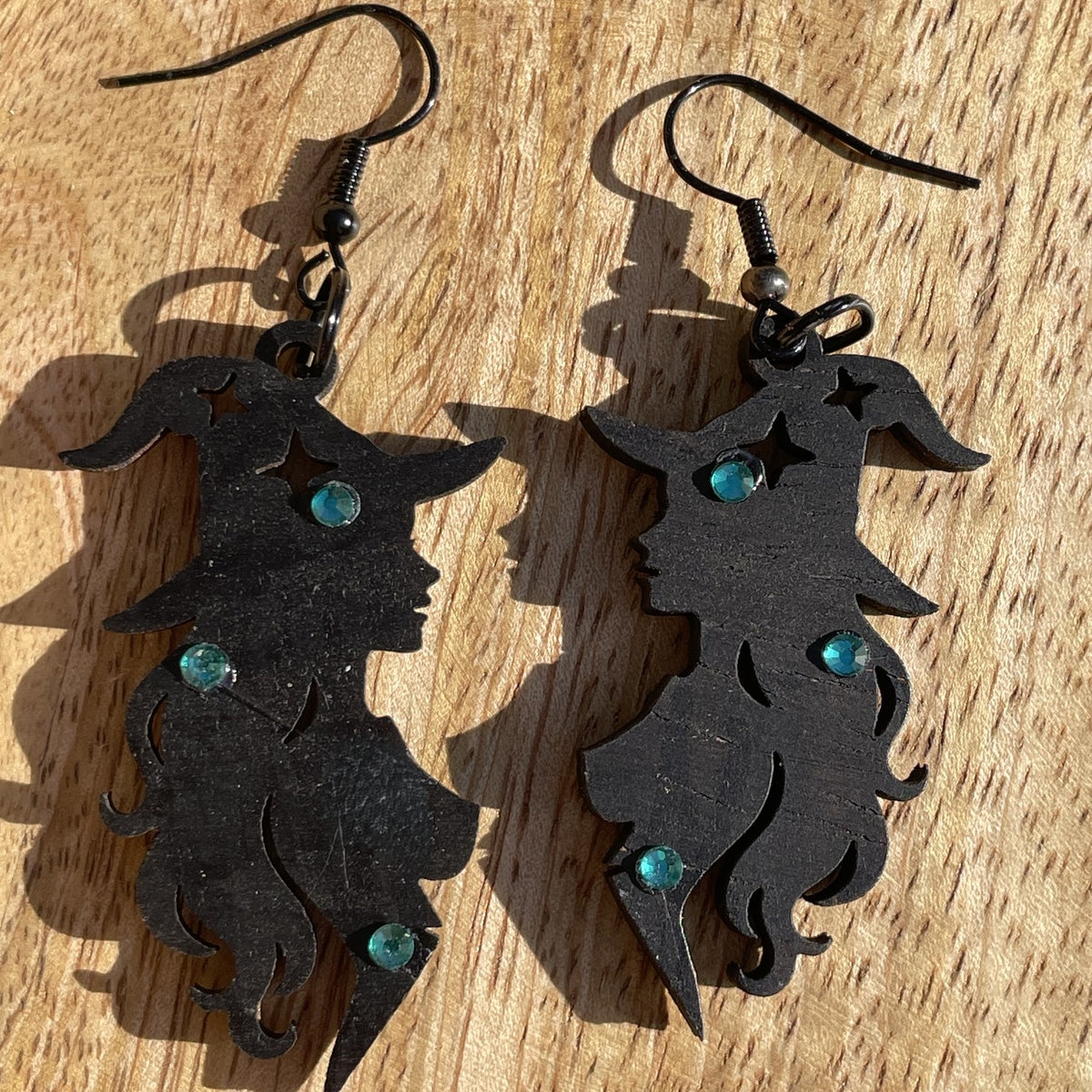Boucles d'oreilles en bois de noyer SORCIERE