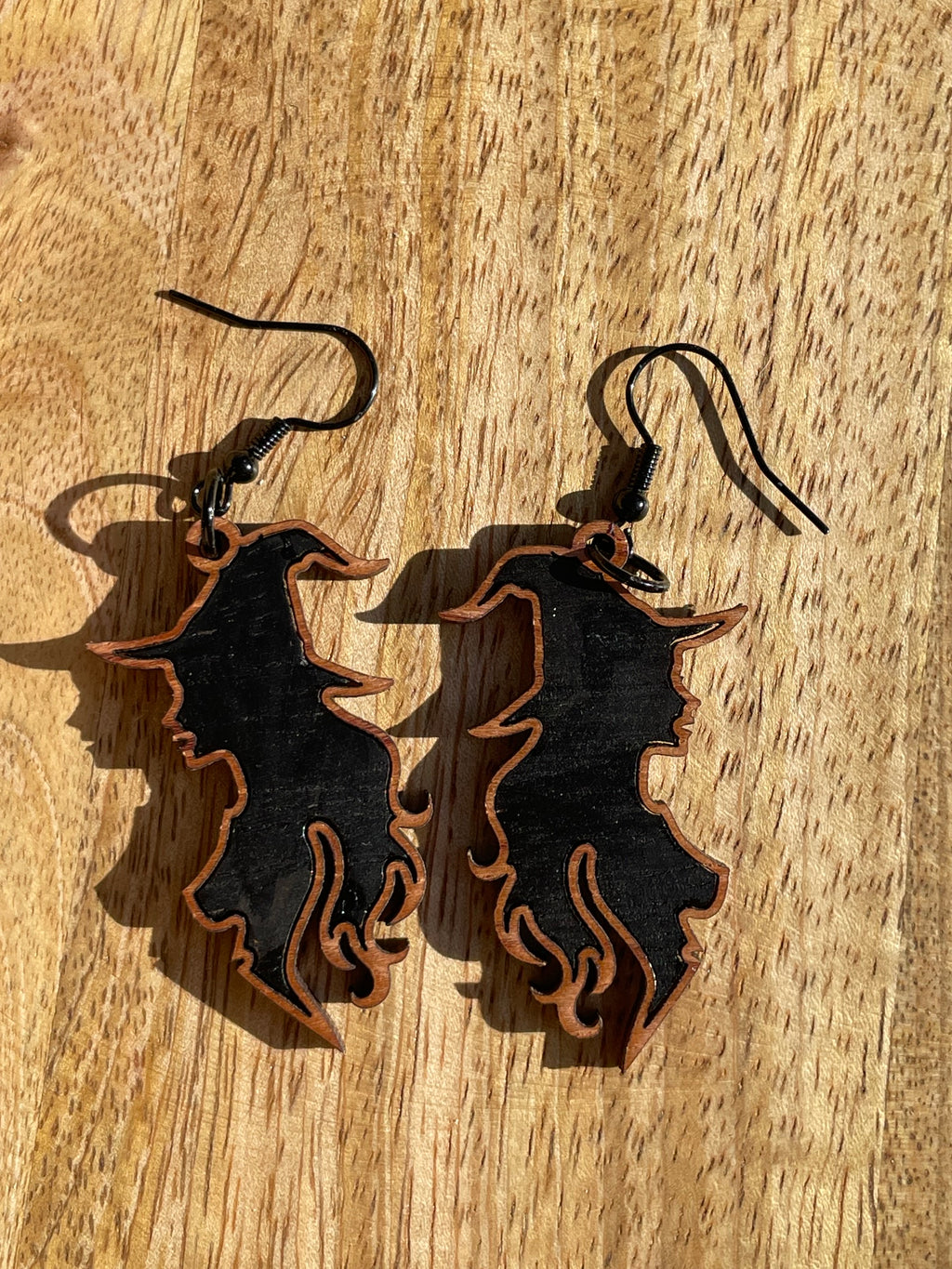 Boucles d'oreilles en bois de noyer SORCIERE
