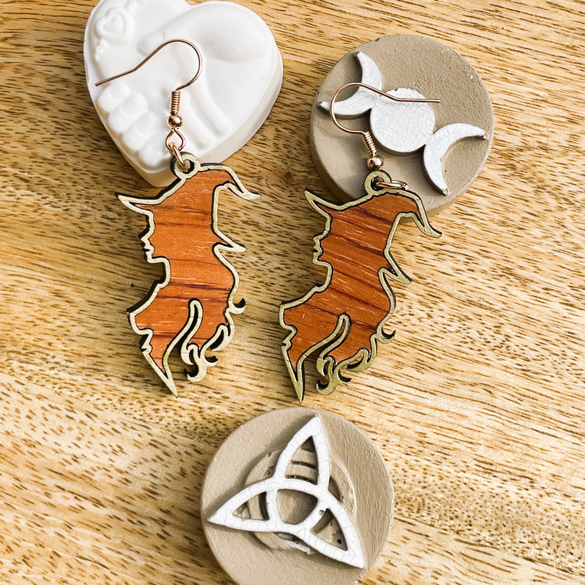 Boucles d'oreilles en bois de noyer SORCIERE