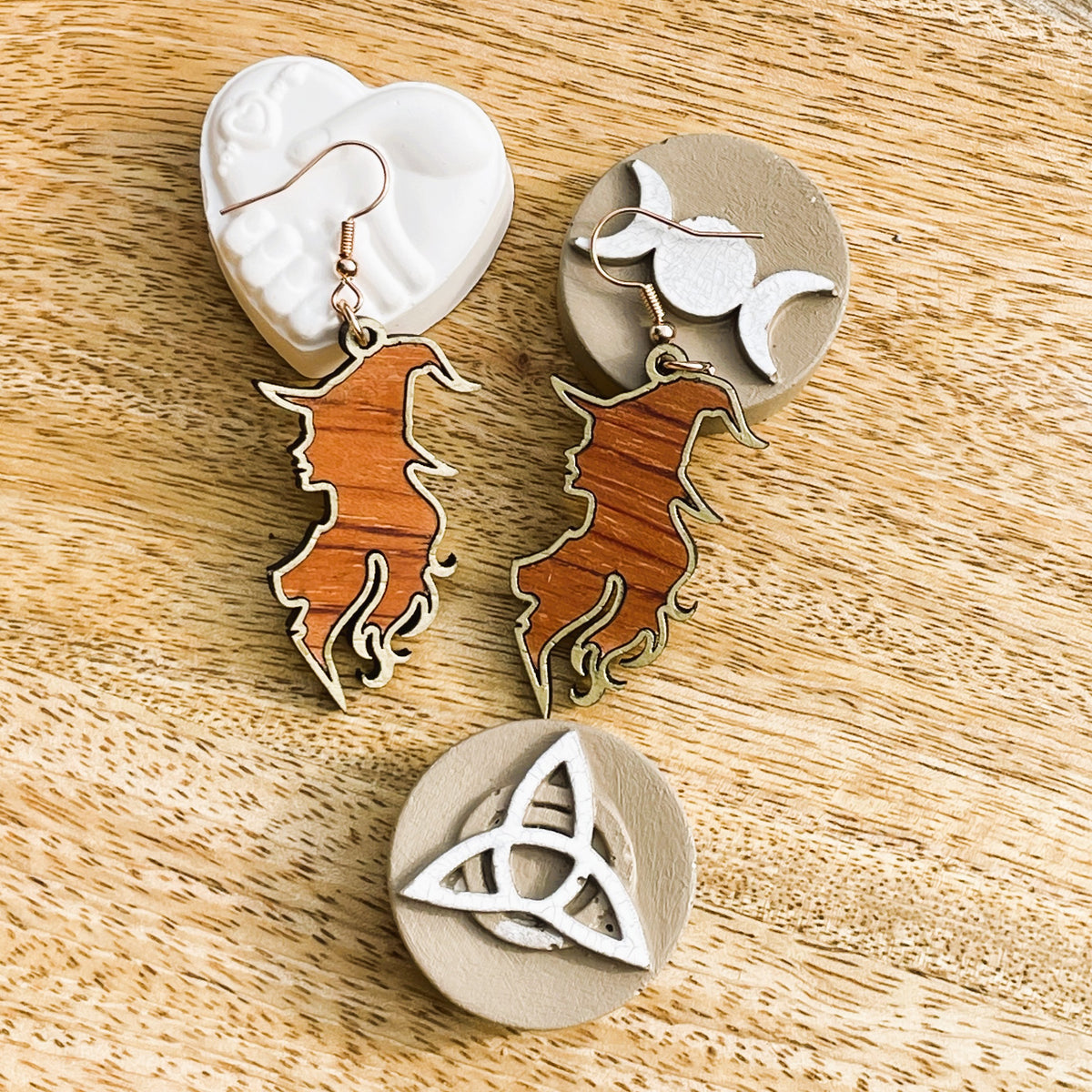 Boucles d'oreilles en bois de noyer SORCIERE