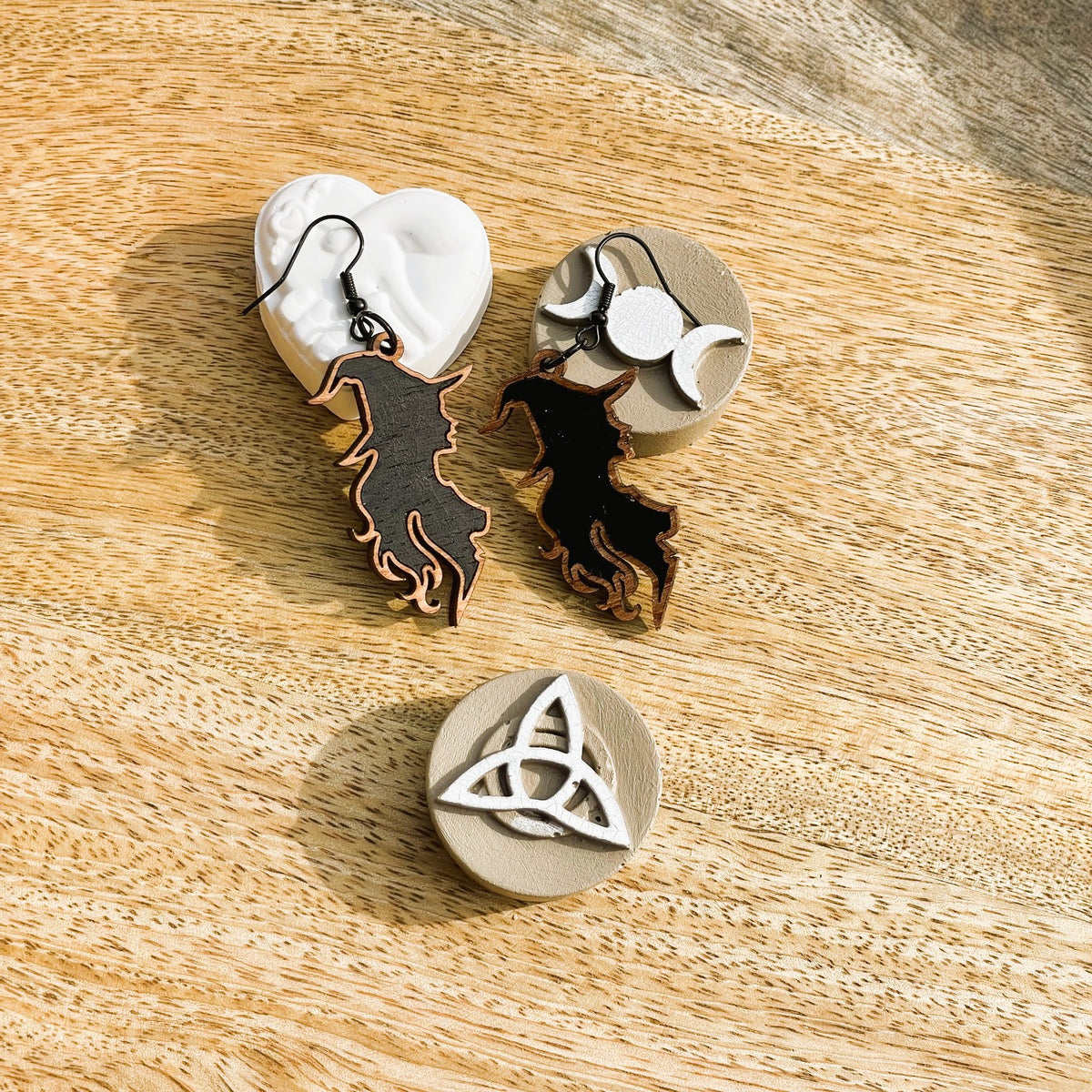 Boucles d'oreilles en bois de noyer SORCIERE