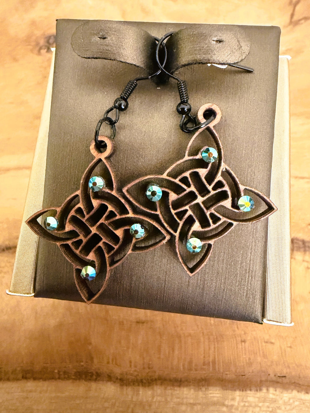 Boucles d'oreilles en bois de noyer Noeud de Sorcière & Strass
