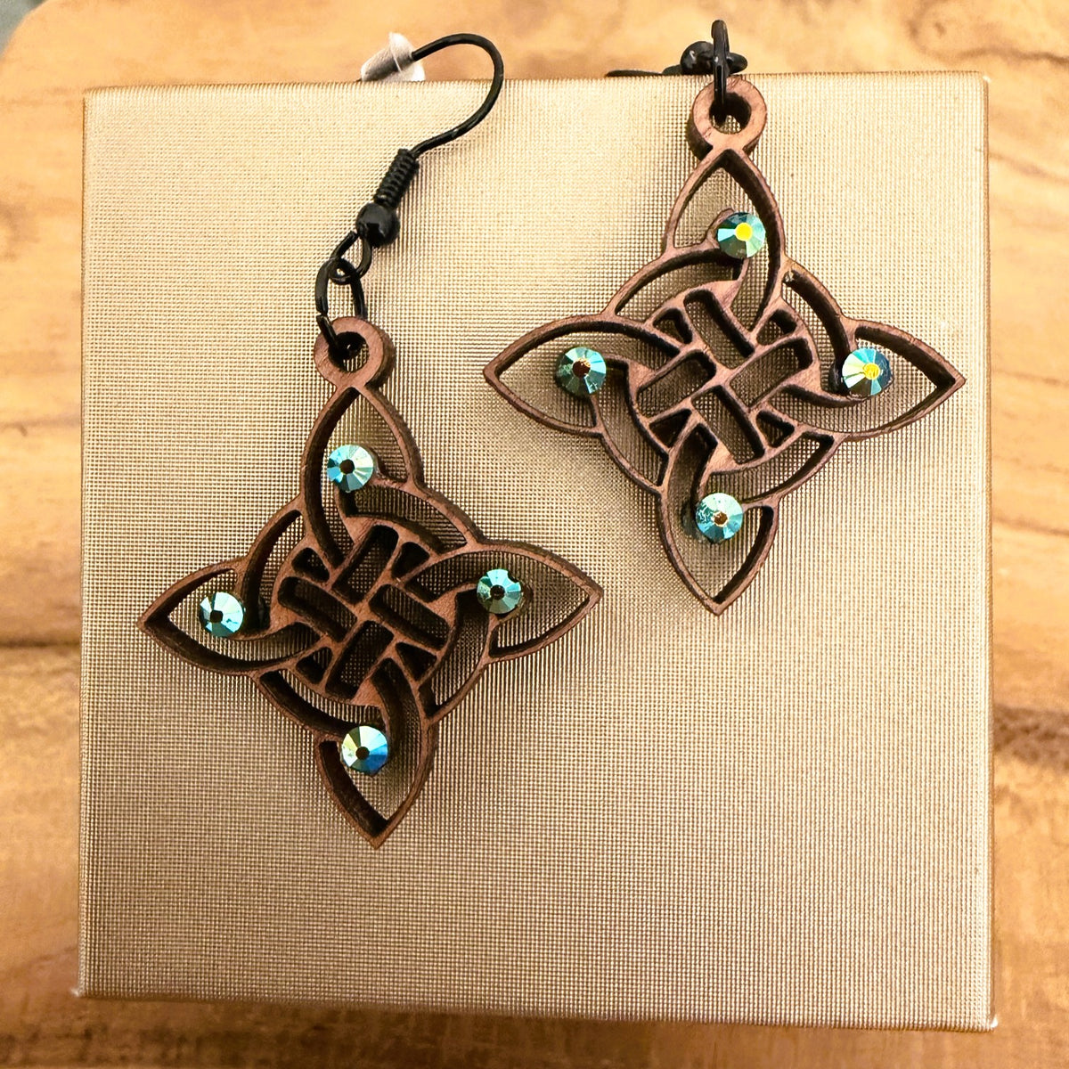 Boucles d'oreilles en bois de noyer Noeud de Sorcière & Strass