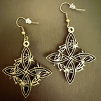 Boucles d'oreilles en bois de noyer doré Noeud de Sorcière Floral