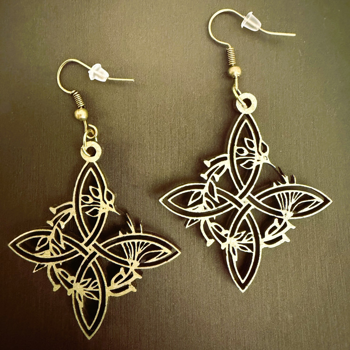 Boucles d'oreilles en bois de noyer doré Noeud de Sorcière Floral