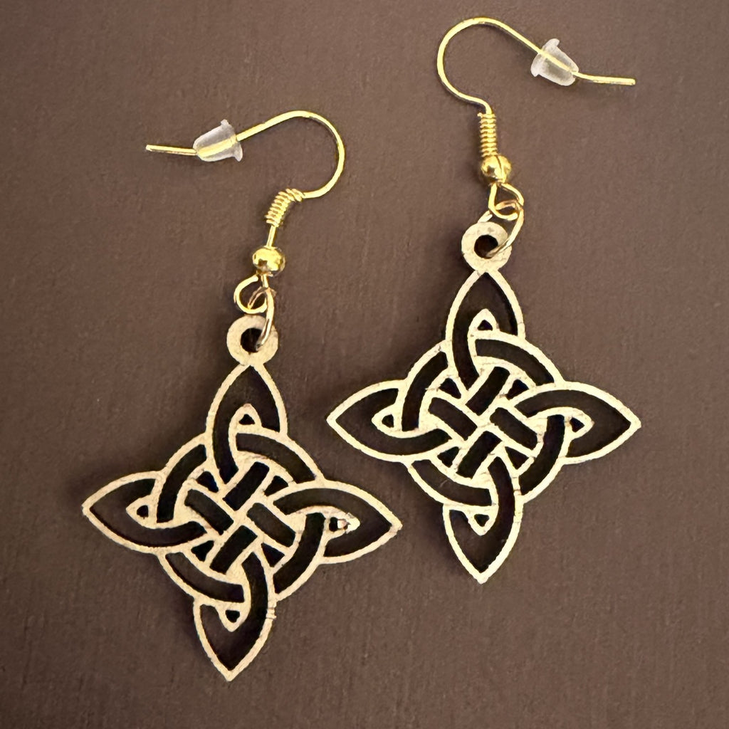 Boucles d'oreilles en bois de noyer doré Noeud de Sorcière