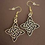 Boucles d'oreilles en bois de noyer doré Noeud de Sorcière