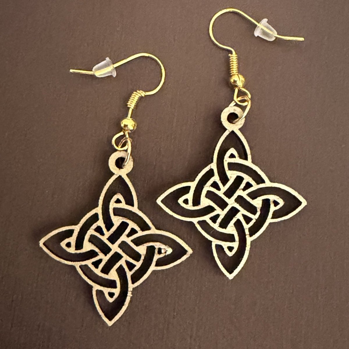 Boucles d'oreilles en bois de noyer doré Noeud de Sorcière