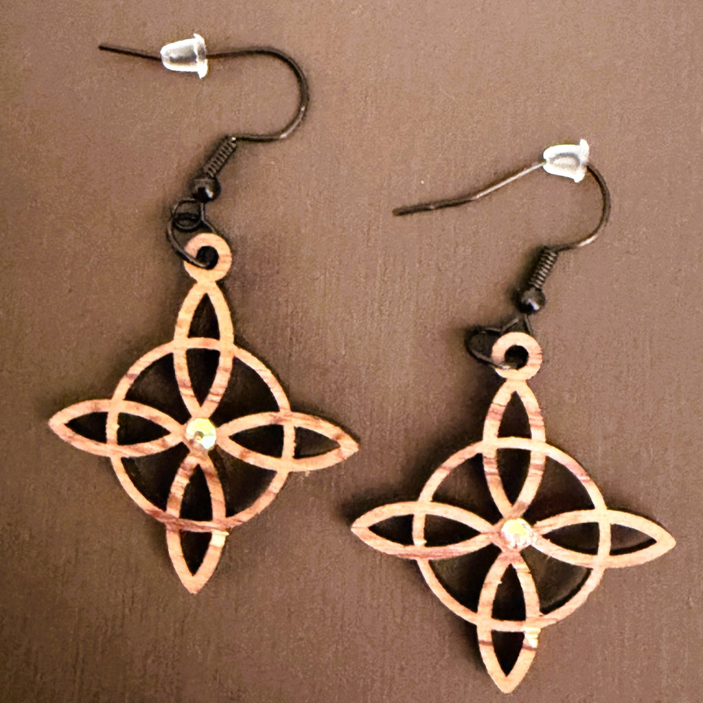 Boucles d'oreilles en bois de noyer Noeud de Sorcière & Strass