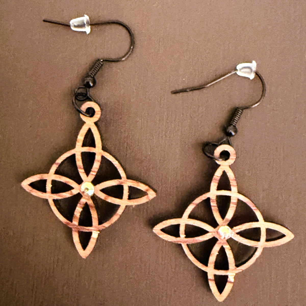 Boucles d'oreilles en bois de noyer Noeud de Sorcière & Strass