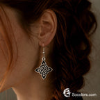 Boucles d'oreilles en bois de noyer argenté Noeud de Sorcière