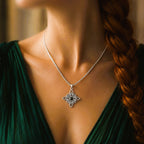 Chaine et pendentif noeud de sorcière orné de triquetra et gemmes