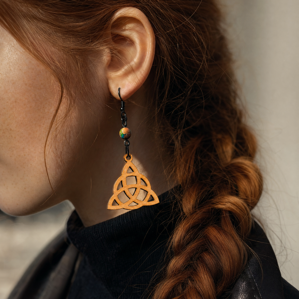 Boucles d'oreilles en bois de noyer naturel Triquetra & perle naturelle