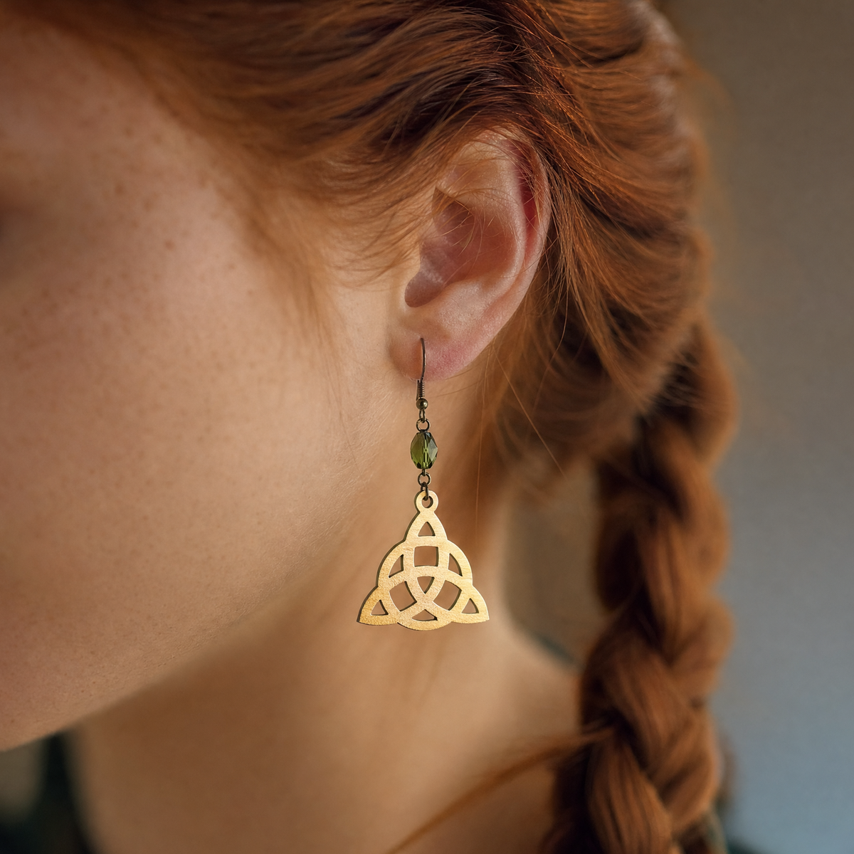Boucles d'oreilles en bois de noyer naturel Triquetra & cristal