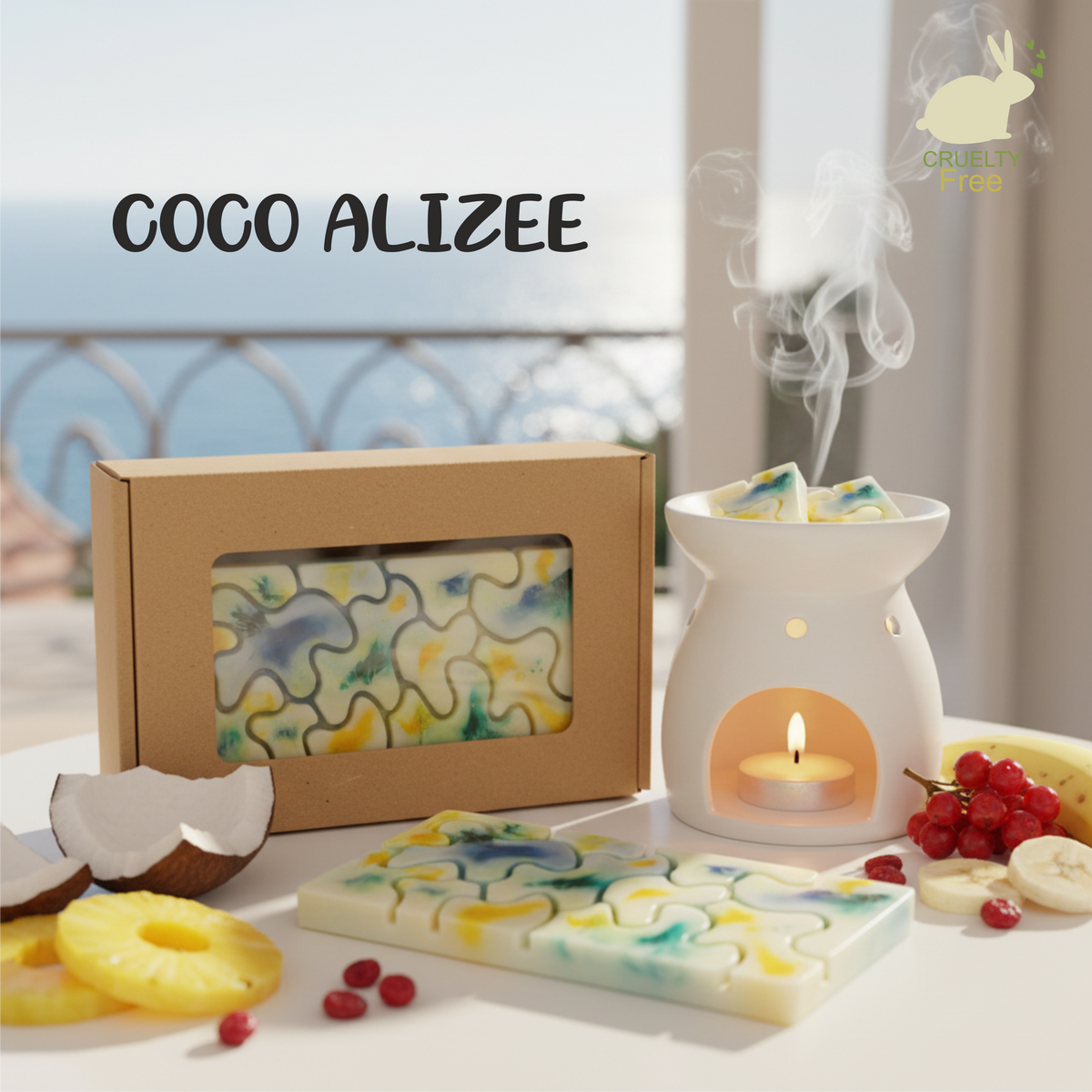 la photo présente une Tablette style puzzle de fondants parfumés en cire d'olive naturelle, sans produits chimiques, vegan, couleur verte, blan, bleu, jaune, emballée dans un étui couleur kraft avec fenêtre transparente pour voir le produit à l'intérieur. On voit également sur la photo des gousses de la noix de coco, de l'ananas, des groseilles et des banaes et un brule parfum blanc duquel s'élèvent des effluves envoutantes
