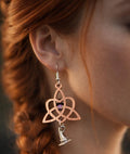 Boucles d'oreilles en bois de noyer Noeud Triquetra / Coeur & chapeau pointu