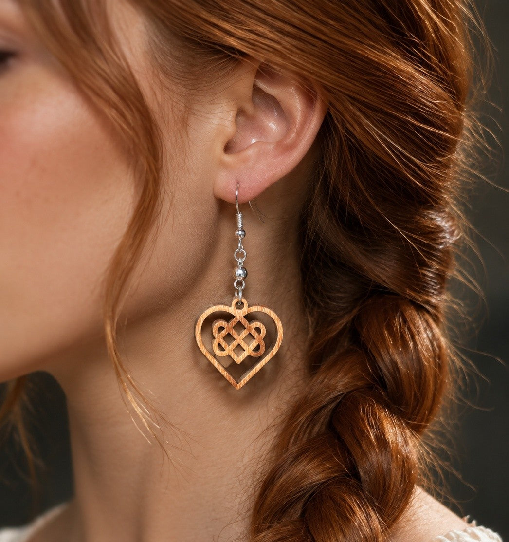 Boucles d'oreilles en bois de noyer Noeud Triple Coeur Celtique & perle d'hématite argentée