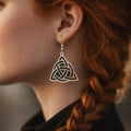 Boucles d'oreilles en bois de noyer argenté Triquetra