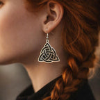 Boucles d'oreilles en bois de noyer argenté Triquetra