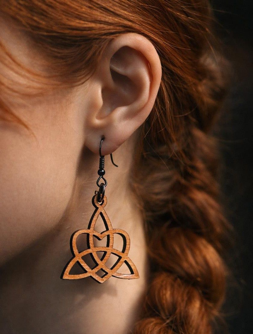 Boucles d'oreilles en bois de noyer Noeud Triquetra & Coeur