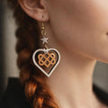Boucles d'oreilles en bois de noyer Noeud Triple Coeur Celtique & couleur or rose & strass