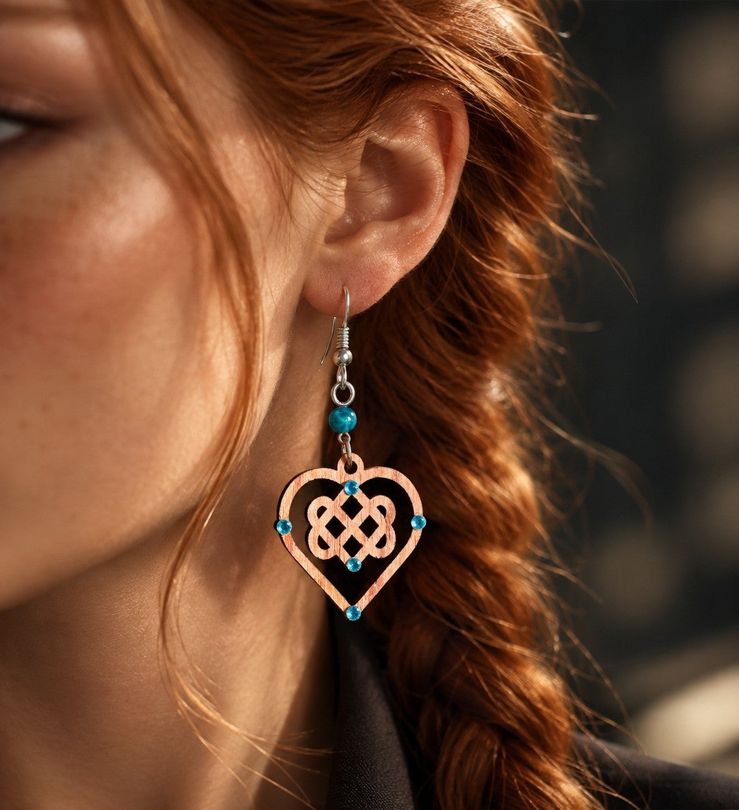 Boucles d'oreilles en bois de noyer Noeud Triple Coeur Celtique & Strass & perle oeil du tigre bleu