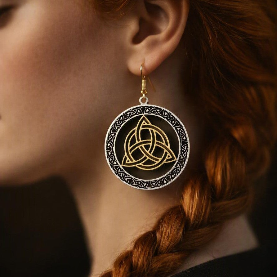 Boucles d'oreilles en bois de noyer bicolore Triquetra