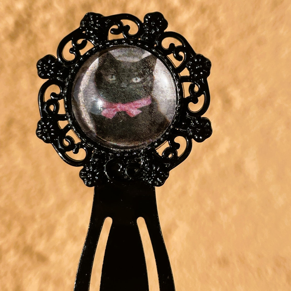 Marque-Page Métal Noir Whimsigoth | Signet Mystique & Céleste
Brand-Page Metal Black Whimsigoth | Mystical & Celestial Bookmark