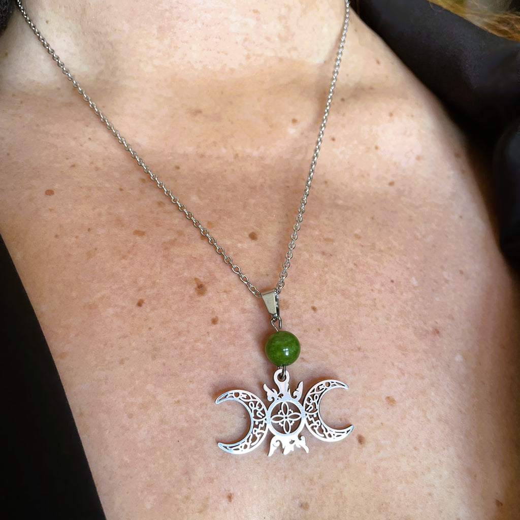 Chaine et pendentif noeud de sorcière & pierre naturelle