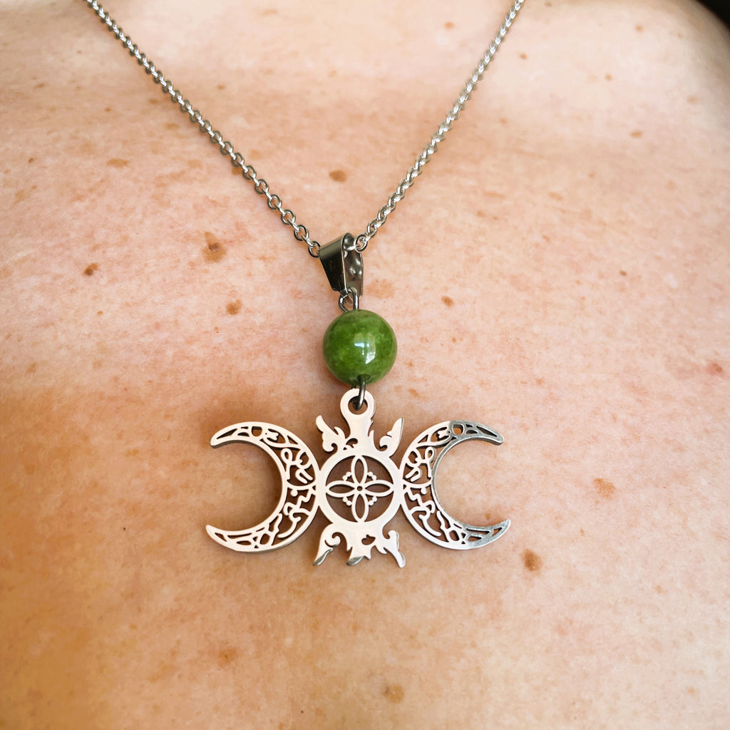 Chaine et pendentif noeud de sorcière & pierre naturelle