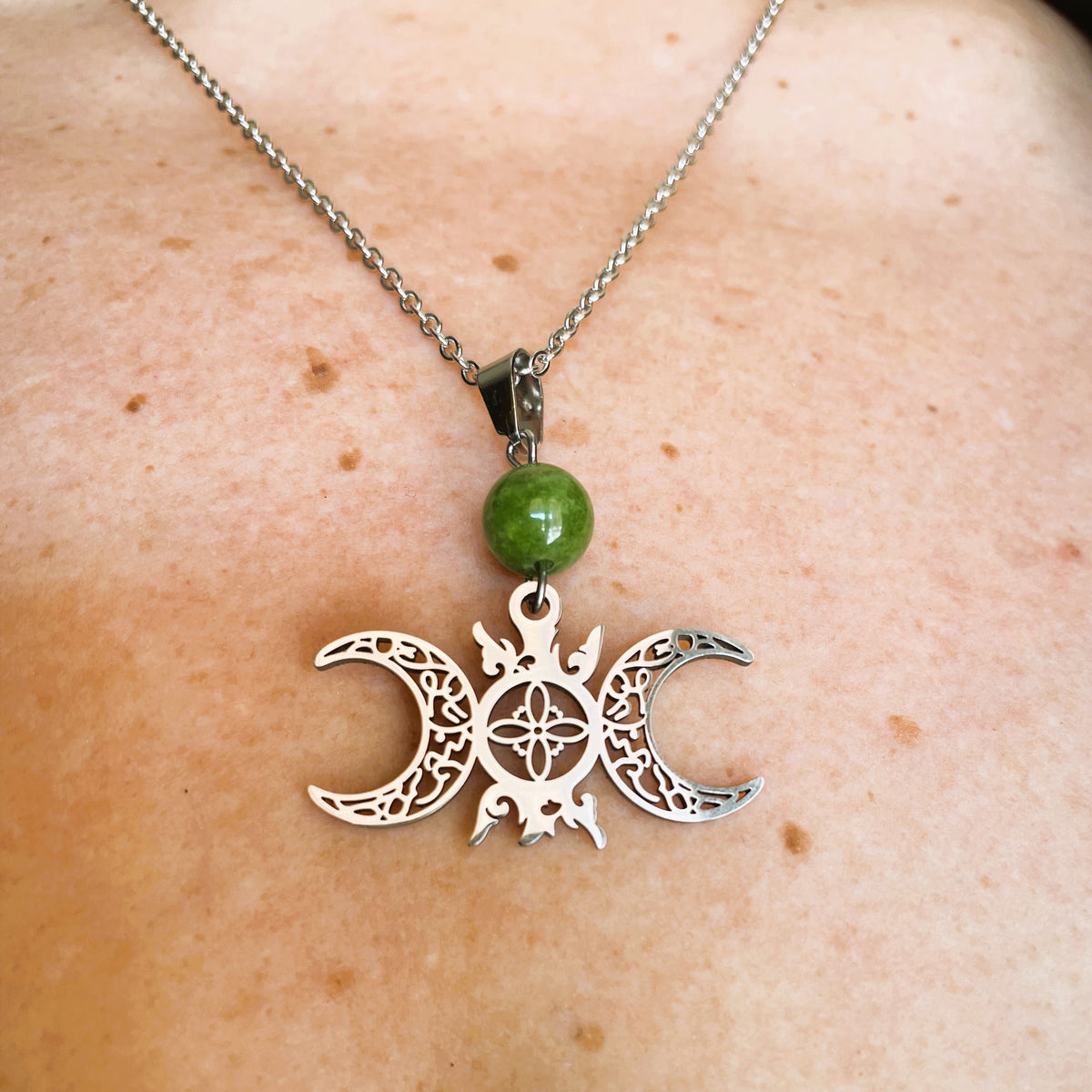 Chaine et pendentif noeud de sorcière & pierre naturelle