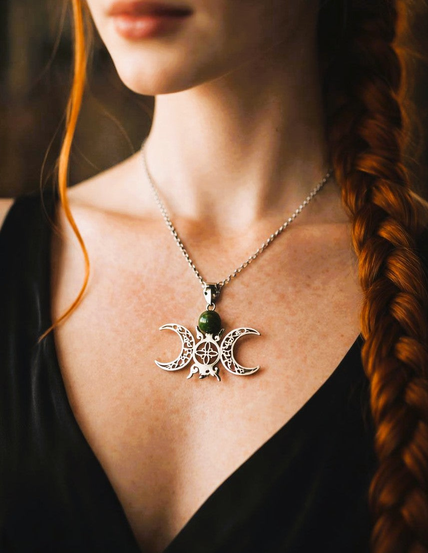 Chaine et pendentif noeud de sorcière & pierre naturelle